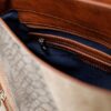 Interior de la mochila bolso Desigual Atica Positano con forro de algodón azul, compartimento principal y bolsillo interior con cremallera.