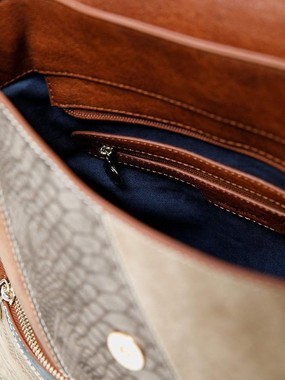 Interior de la mochila bolso Desigual Atica Positano con forro de algodón azul, compartimento principal y bolsillo interior con cremallera.