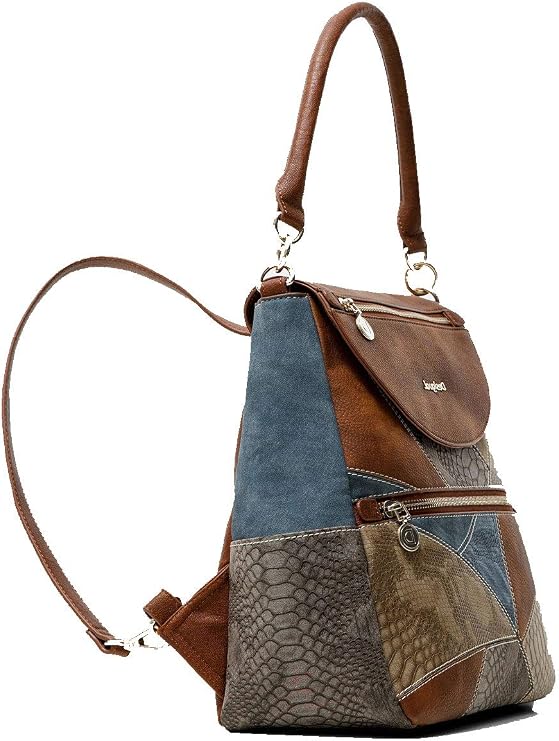 Mochila bolso Desigual Atica Positano vista lateral, con asa superior marrón, correa trasera, forma de trapecio, panel denim azul y diseño patchwork multicolor.