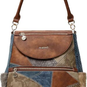 Mochila bolso Desigual Atica Positano para mujer vista frontal, con diseño patchwork en tonos marrón, denim azul, beige y gris, solapa ovalada tostada, logo metálico y cremalleras exteriores.