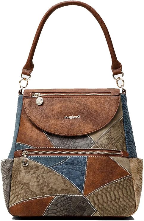 Mochila bolso Desigual Atica Positano para mujer vista frontal, con diseño patchwork en tonos marrón, denim azul, beige y gris, solapa ovalada tostada, logo metálico y cremalleras exteriores.