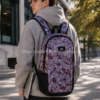 Joven utilizando mochila Vans Disorder 24 litros granate con compartimento para portátil en entorno universitario urbano