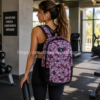 Mujer en gimnasio con mochila Vans Disorder 24 litros granate para deporte fitness y uso diario
