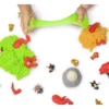 Smashers Dino Island Huevo Gigante Epic con slime verde, arena de excavación, piezas de dinosaurio, mini figuras, huevo sorpresa y accesorios sobre una mesa. Imagen de juego sensorial para niños desde 5 años, ideal para mostrar la experiencia de excavar, descubrir piezas, montar el dinosaurio y jugar sin pantallas.