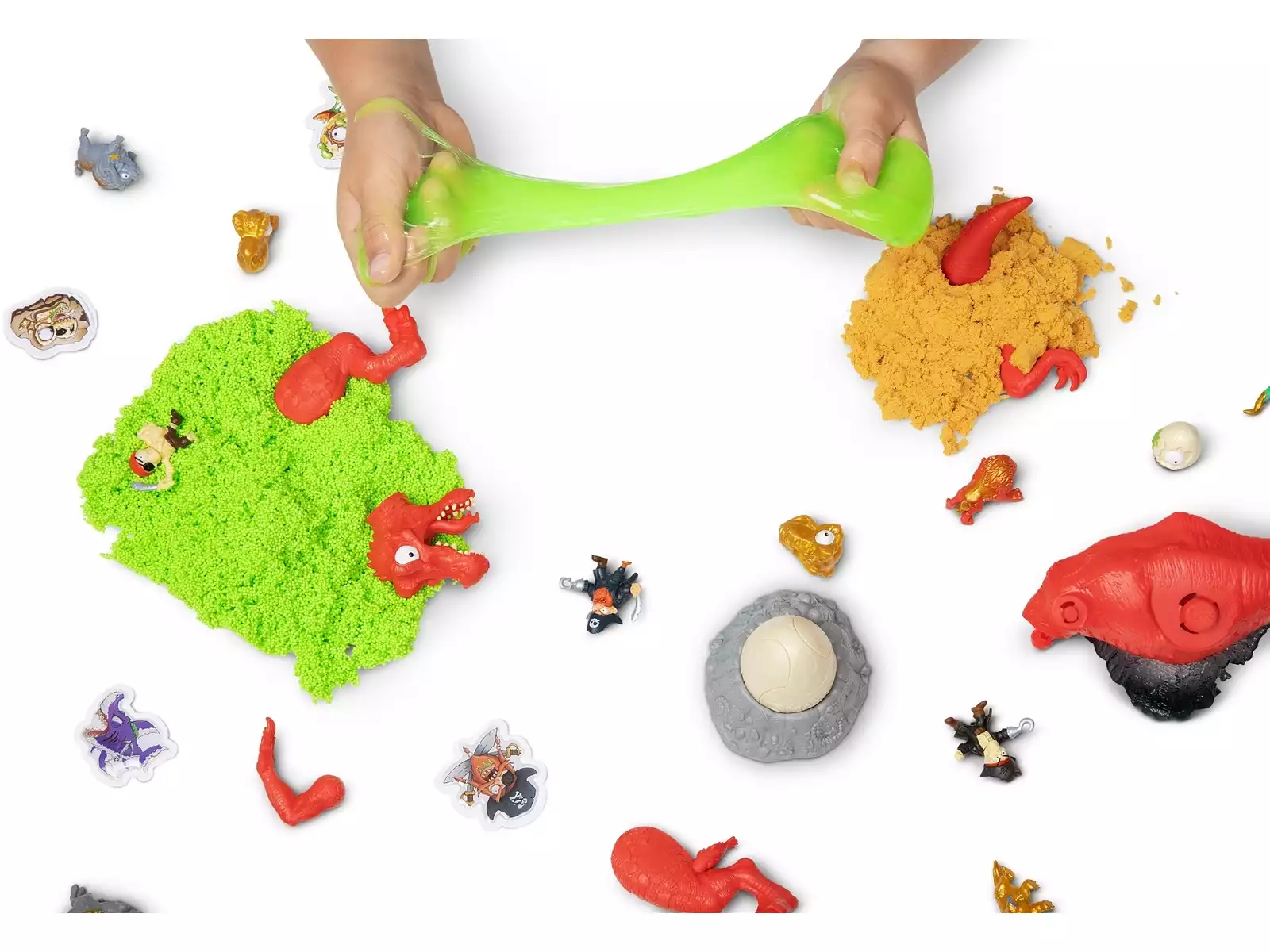 Smashers Dino Island Huevo Gigante Epic con slime verde, arena de excavación, piezas de dinosaurio, mini figuras, huevo sorpresa y accesorios sobre una mesa. Imagen de juego sensorial para niños desde 5 años, ideal para mostrar la experiencia de excavar, descubrir piezas, montar el dinosaurio y jugar sin pantallas.