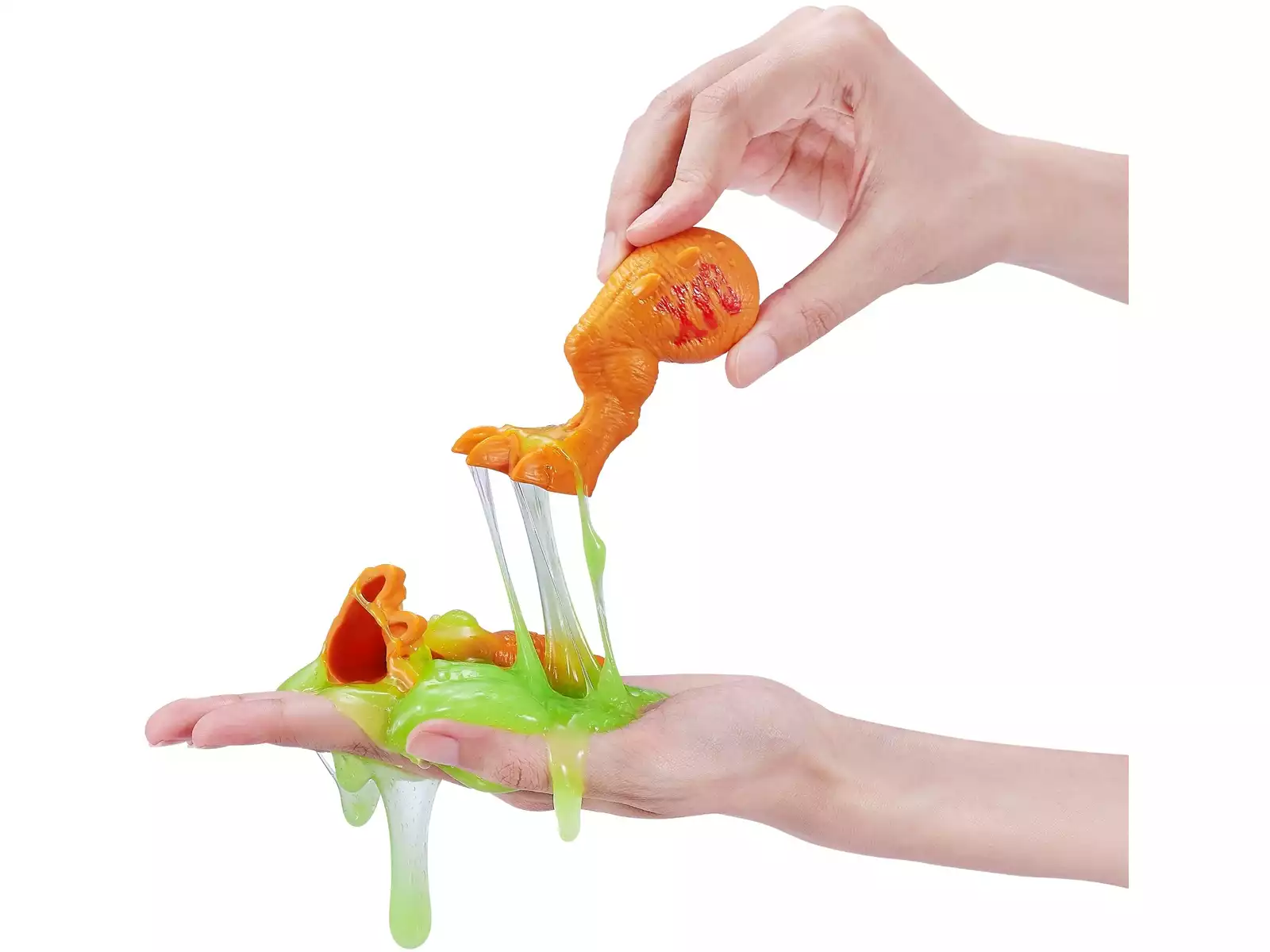 Smashers Dino Island Huevo Gigante Epic con slime verde elástico y piezas de dinosaurio naranja en las manos. Detalle del juguete de dinosaurios con slime para descubrir piezas, montar el dinosaurio y jugar sin pantallas desde 5 años.