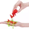 Smashers Dino Island Huevo Gigante Epic con slime verde elástico y piezas de dinosaurio rojo en las manos. Imagen de juego sensorial con dinosaurio, slime y piezas para descubrir, ideal para niños desde 5 años que disfrutan con juguetes de dinosaurios, huevos sorpresa y aventuras de excavación.