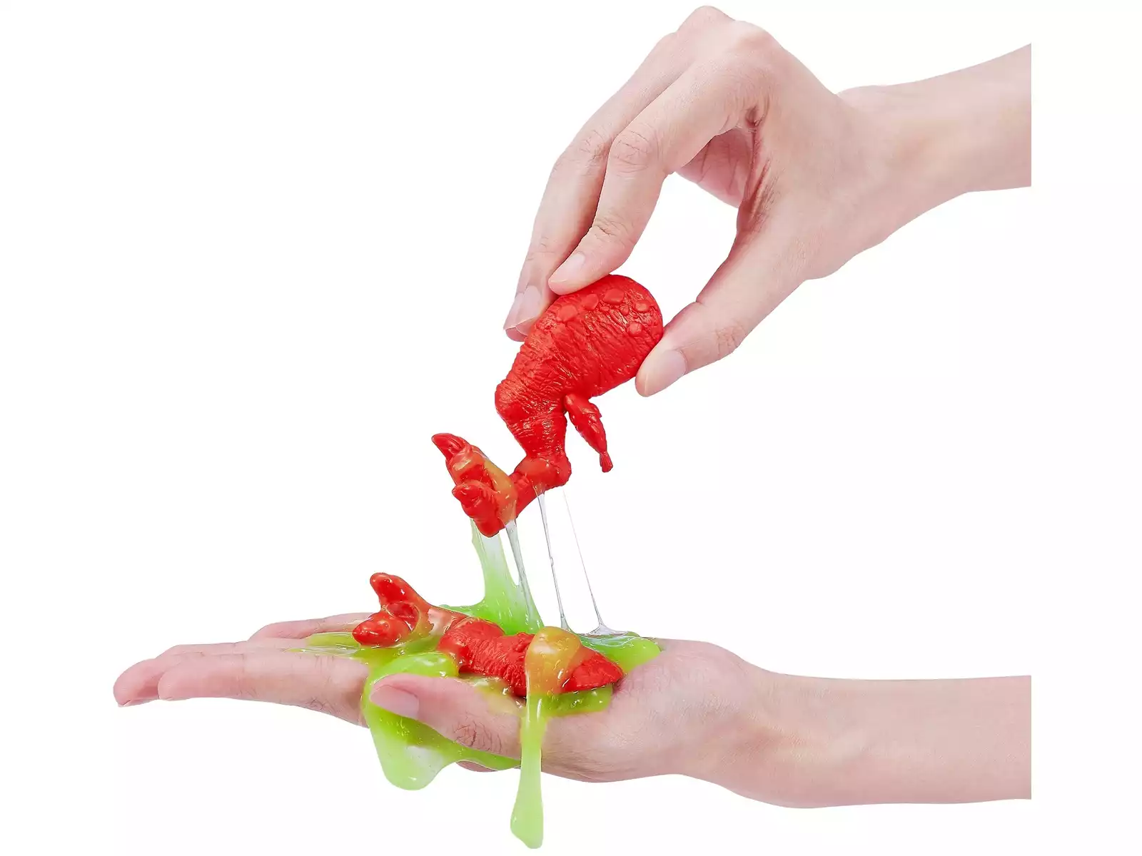 Smashers Dino Island Huevo Gigante Epic con slime verde elástico y piezas de dinosaurio rojo en las manos. Imagen de juego sensorial con dinosaurio, slime y piezas para descubrir, ideal para niños desde 5 años que disfrutan con juguetes de dinosaurios, huevos sorpresa y aventuras de excavación.