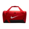 Bolsa de deporte Nike Brasilia 9.5 roja de 41 litros llevada al hombro por un hombre