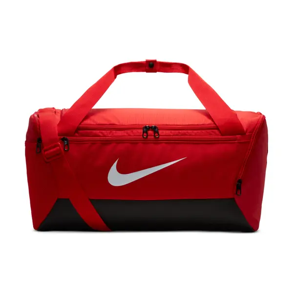 Bolsa de deporte Nike Brasilia 9.5 roja de 41 litros llevada al hombro por un hombre
