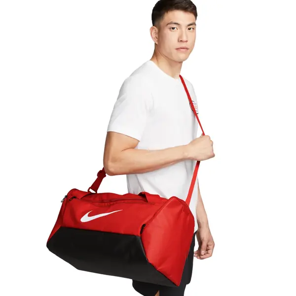 Bolsa Nike Brasilia roja con bandolera desmontable y compartimento lateral