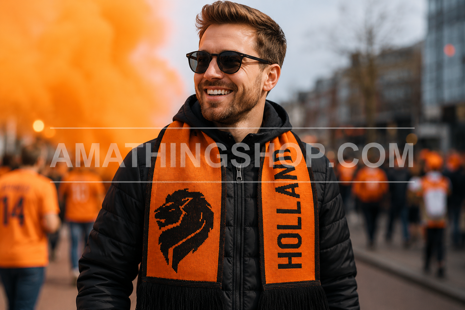 Aficionado Luciendo la Bufanda Oficial Adidas Países Bajos Holanda FJ0994 Oranje Hombre con bufanda oficial Adidas Países Bajos Holanda FJ0994 naranja y negra durante una celebración de aficionados al fútbol con el león de la Oranje y diseño HOLLAND