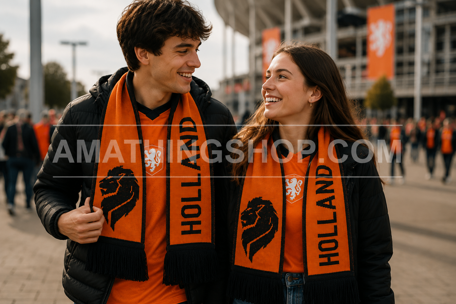 Pareja de Aficionados con Bufanda Oficial Adidas Países Bajos Holanda FJ0994 Hombre y mujer jóvenes llevando la bufanda oficial Adidas Países Bajos Holanda FJ0994 naranja y negra con diseño reversible durante un partido de fútbol
