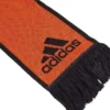 Detalle León Selección Países Bajos Bufanda Adidas Detalle del león negro sobre fondo naranja en la bufanda Adidas Países Bajos