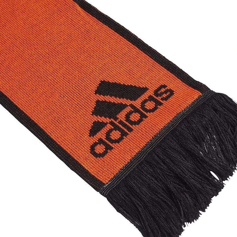 Detalle León Selección Países Bajos Bufanda Adidas Detalle del león negro sobre fondo naranja en la bufanda Adidas Países Bajos