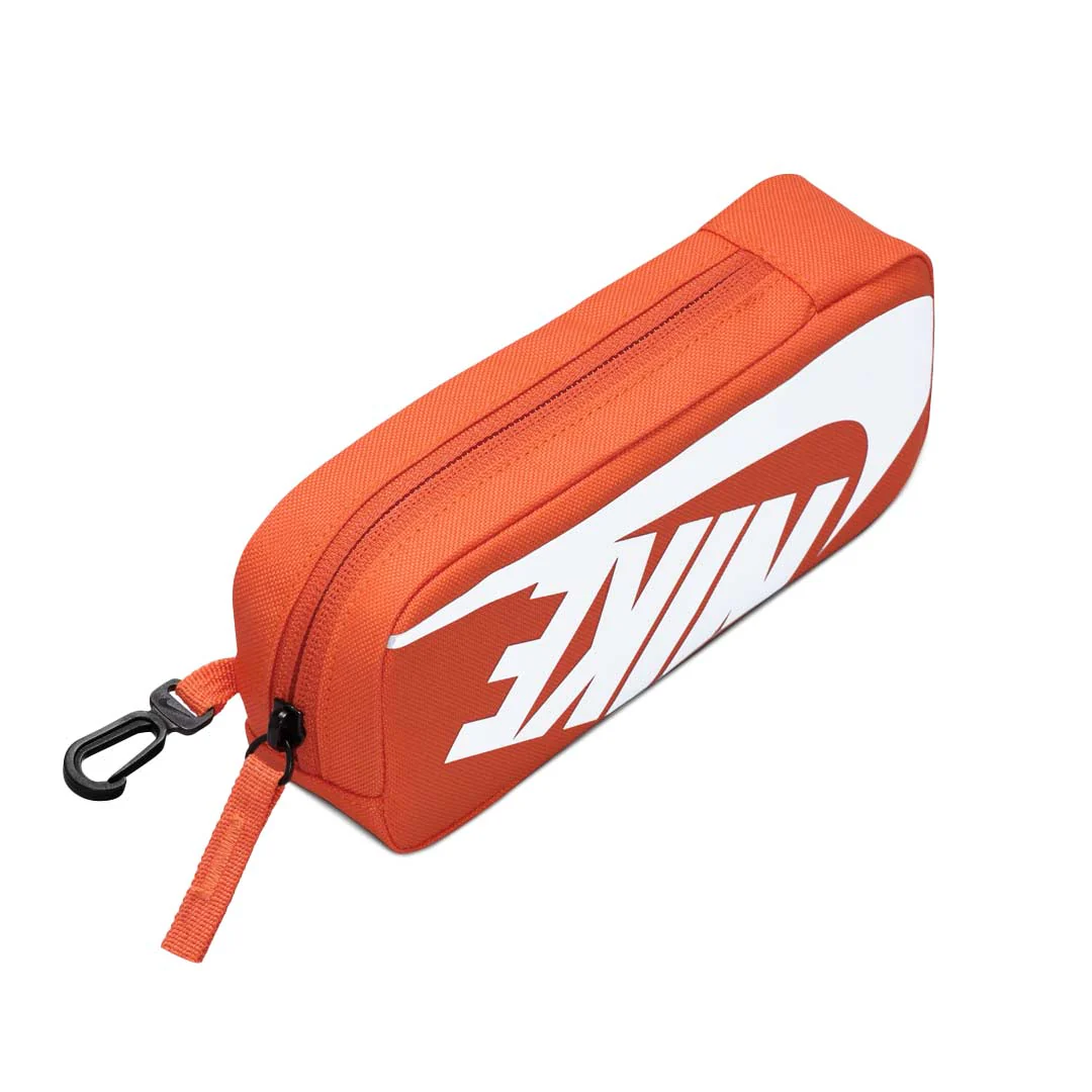 Estuche Nike Shoebox naranja extraíble incluido con la mochila