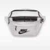 Interior de la riñonera Nike Tech Hip Pack de 10 litros con bolsillos organizadores de malla y cremallera