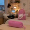 Mochila Nike Elemental rosa con estuche sobre la cama en un dormitorio moderno de una mujer de 30 años
