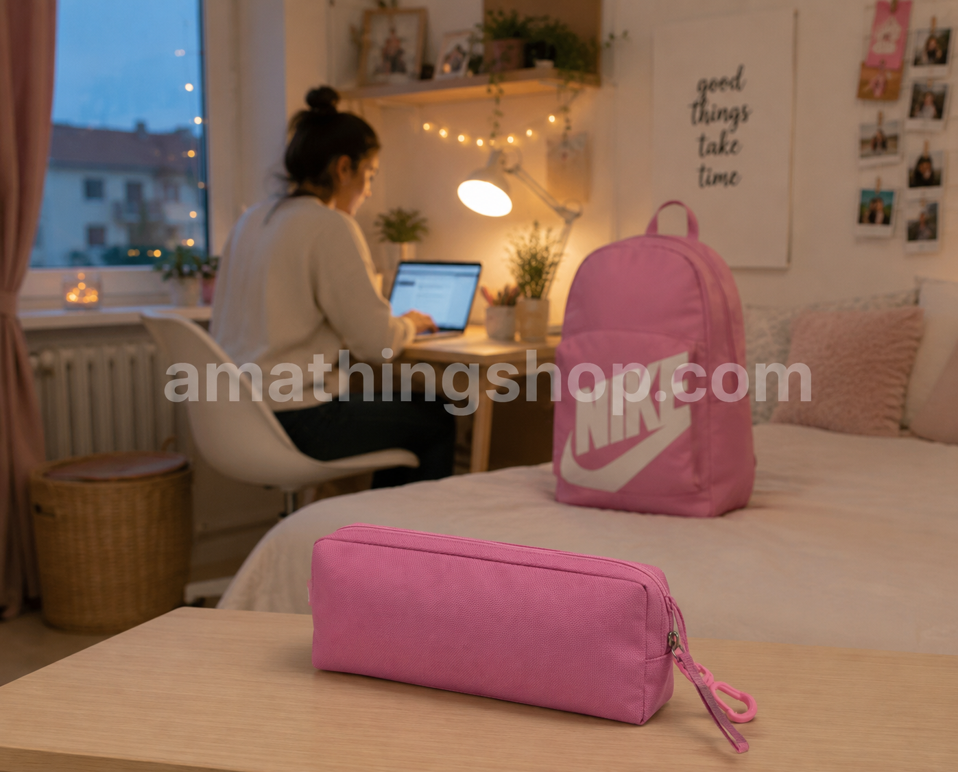 Mochila Nike Elemental rosa con estuche sobre la cama en un dormitorio moderno de una mujer de 30 años