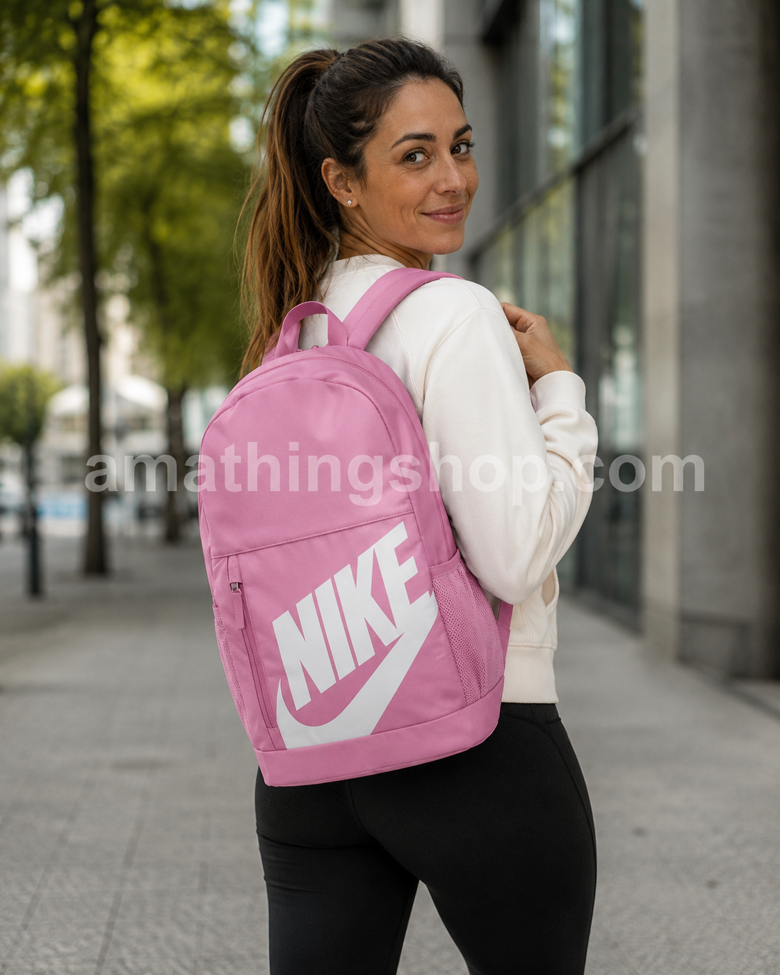 Mujer de 35 años usando la mochila Nike Elemental rosa DR6084-646 sin estuche en un entorno urbano