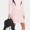 Mujer llevando mochila Nike Elemental negra unisex