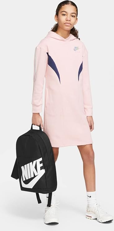 Mujer llevando mochila Nike Elemental negra unisex
