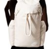 Mochila Nike Heritage BA6150-104 beige unisex grande colocada sobre la espalda de una mujer