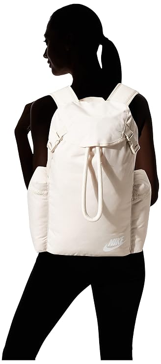 Mochila Nike Heritage BA6150-104 beige unisex grande colocada sobre la espalda de una mujer
