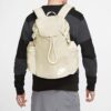 Mochila Nike Heritage Beige BA6150-104 colocada sobre la espalda