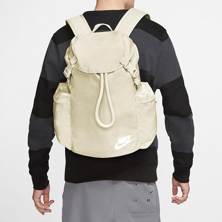 Mochila Nike Heritage Beige BA6150-104 colocada sobre la espalda