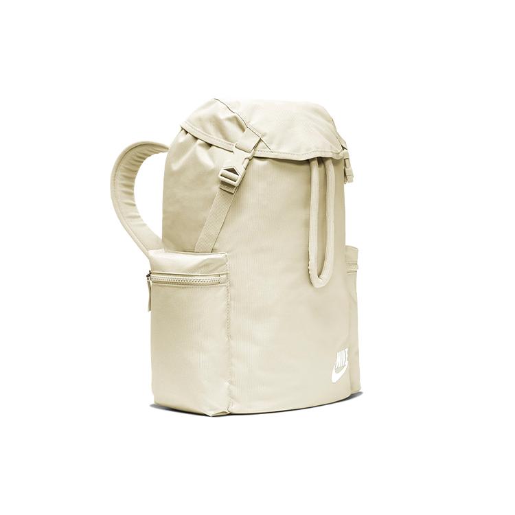 Mochila Nike Heritage Beige BA6150-104 vista en perspectiva con cierre de hebillas