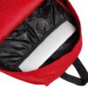 Interior de la mochila Vans Old Skool Grom roja con bolsillo organizador para tablet, cuadernos o accesorios de uso diario.