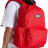 Persona usando mochila Vans Old Skool Grom roja de 18 L, diseño unisex para instituto, universidad, ciudad, viaje, paseo y uso diario.