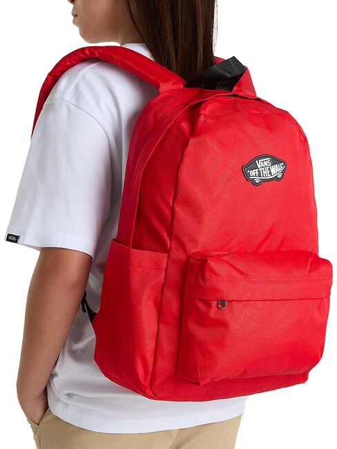 Persona usando mochila Vans Old Skool Grom roja de 18 L, diseño unisex para instituto, universidad, ciudad, viaje, paseo y uso diario.