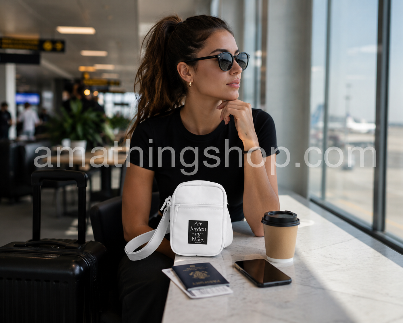 Mujer en aeropuerto con bolso bandolera Nike Air Jordan Crossbody blanco original durante un viaje