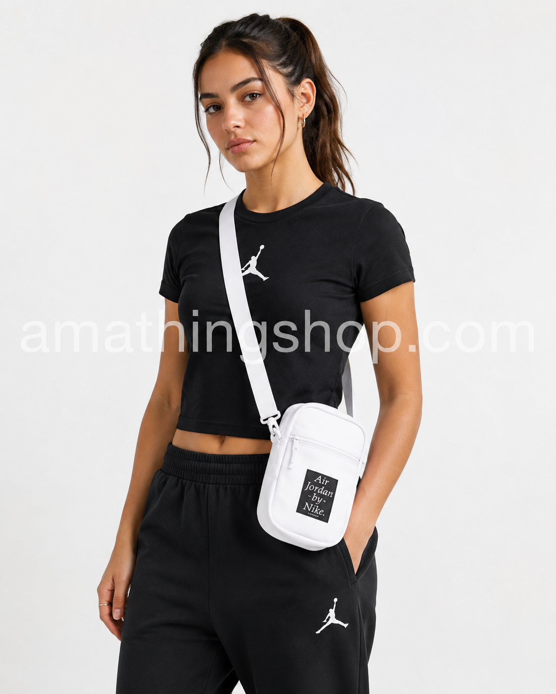 Mujer llevando bolso bandolera Nike Air Jordan Crossbody blanco original con estilo urbano y deportivo