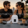 Bolso bandolera Nike Air Jordan Crossbody blanco original sobre una mesa con una pareja en una terraza al atardecer