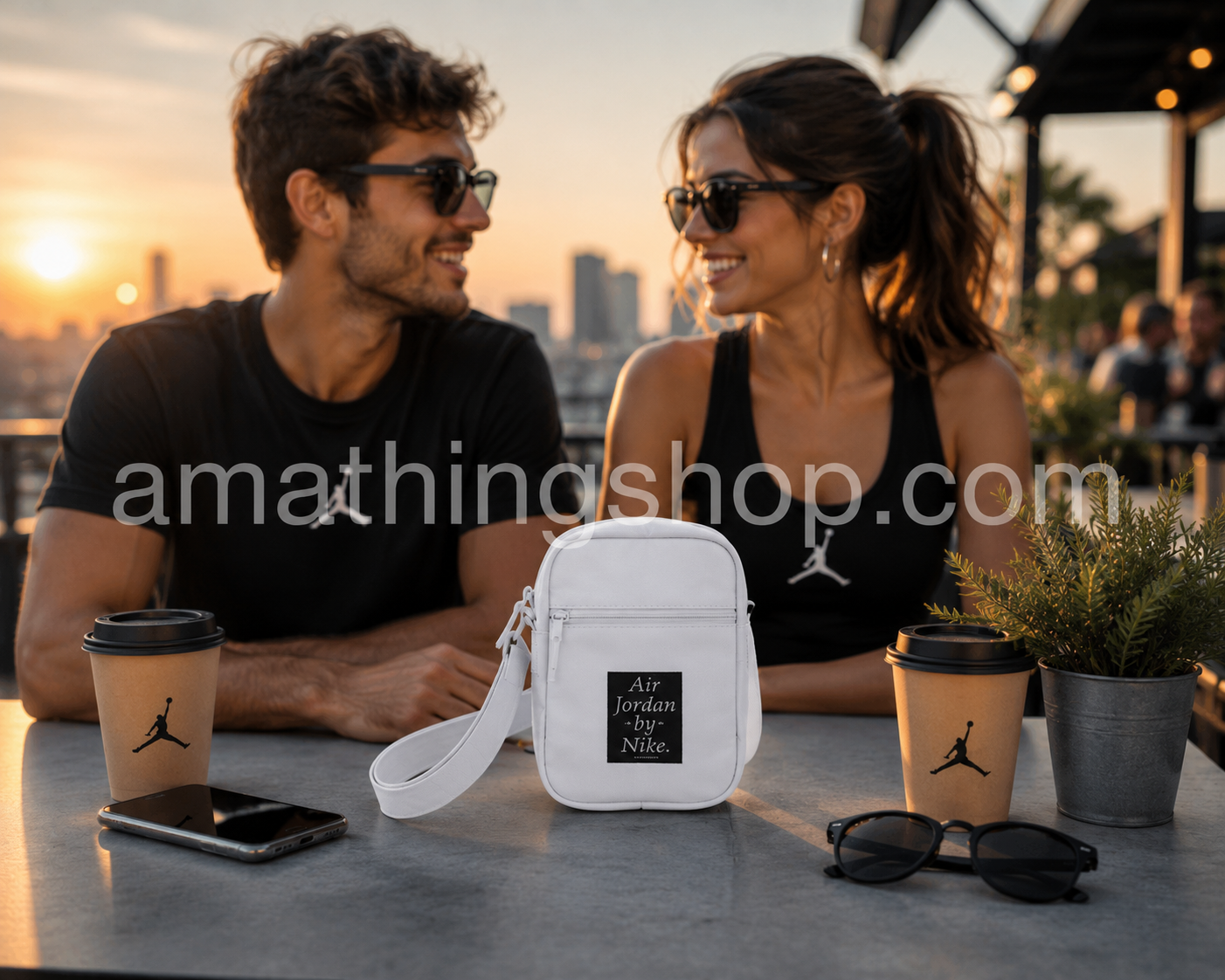 Bolso bandolera Nike Air Jordan Crossbody blanco original sobre una mesa con una pareja en una terraza al atardecer