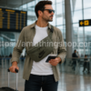 Hombre de 35 años viajando en un aeropuerto con la riñonera Nike Tech Hip Pack BA5751-222 verde militar tipo bolso cruzado