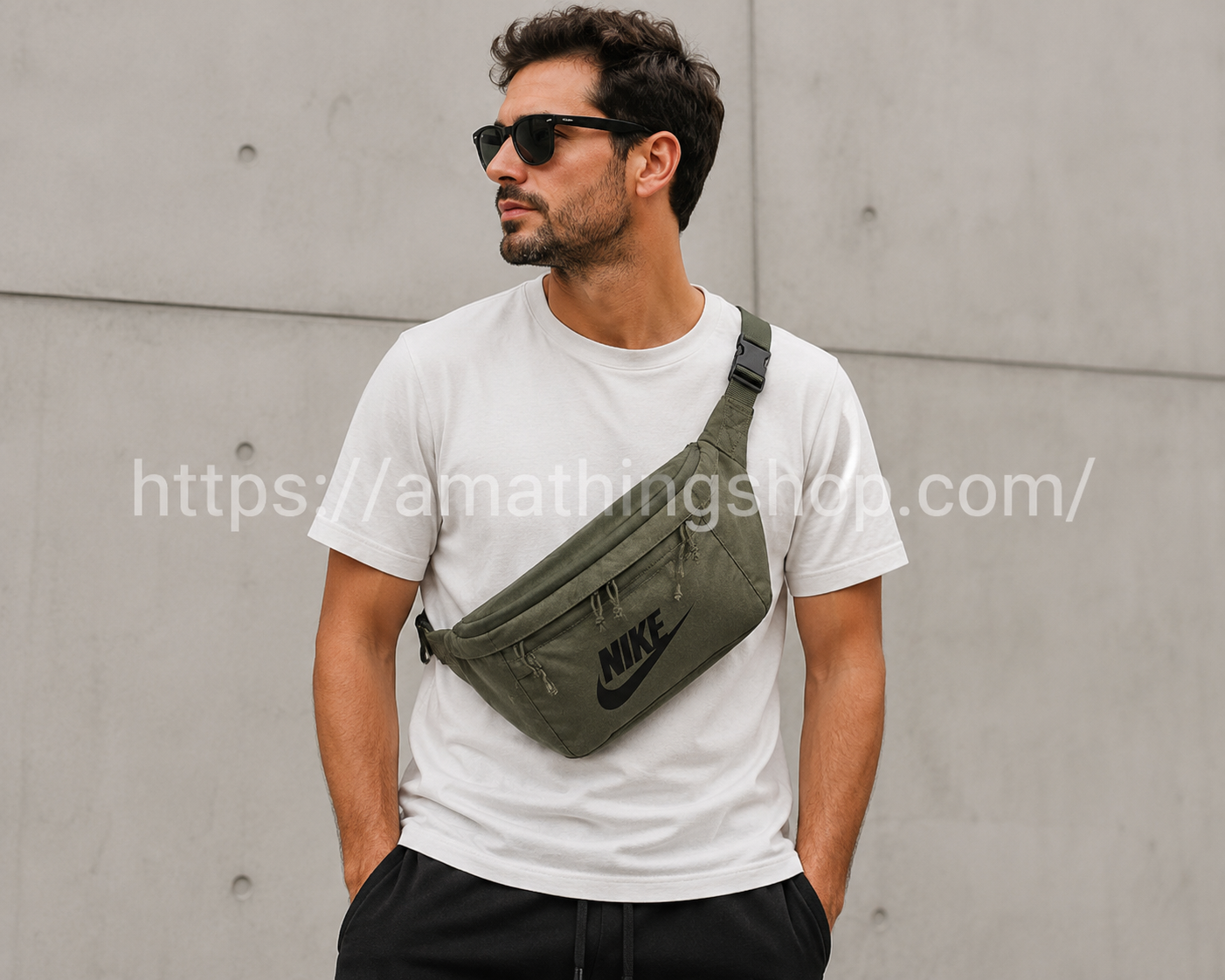Hombre de 35 años usando la riñonera Nike Tech Hip Pack BA5751-222 verde militar como bolso cruzado unisex