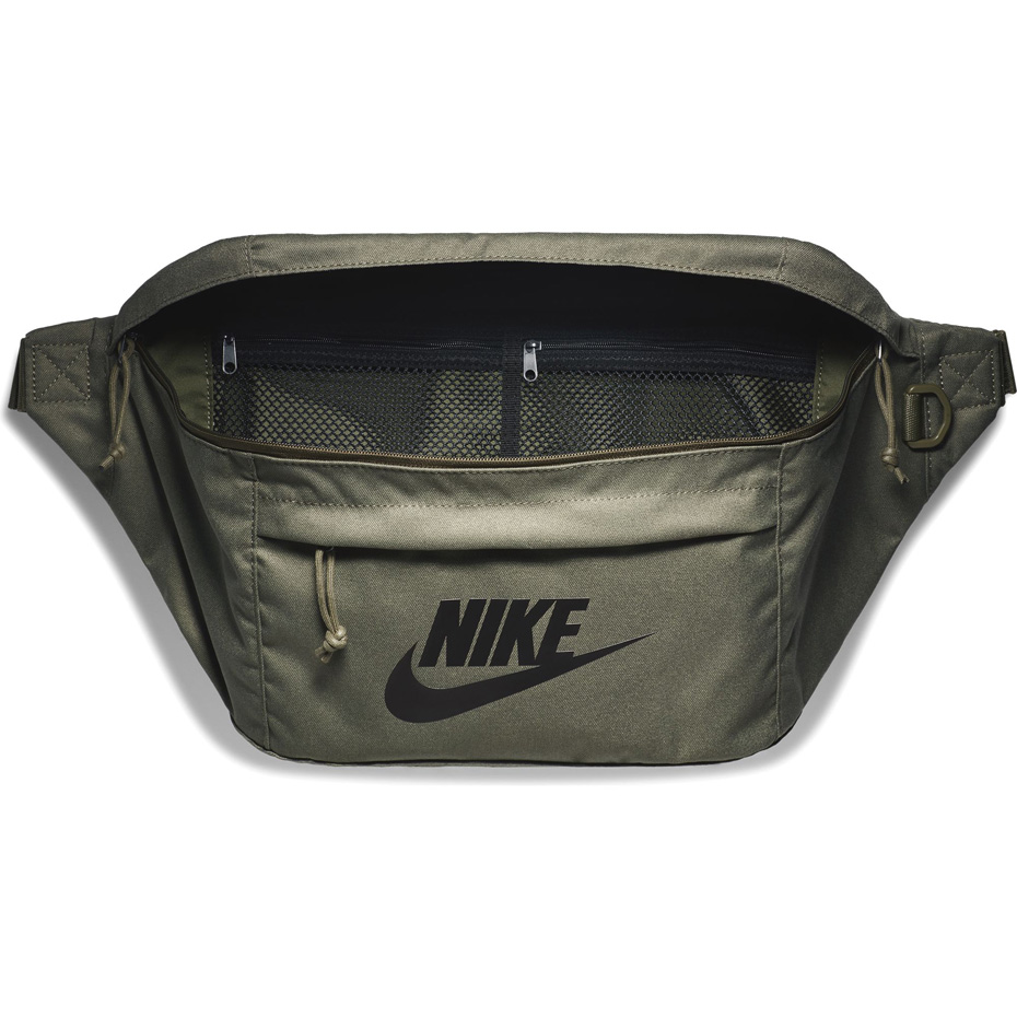 Interior de la riñonera Nike Tech Hip Pack BA5751-222 con bolsillos organizadores