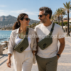 Pareja de 40 años caminando por un paseo marítimo con la riñonera Nike Tech Hip Pack BA5751-222 verde militar como bolso cruzado unisex