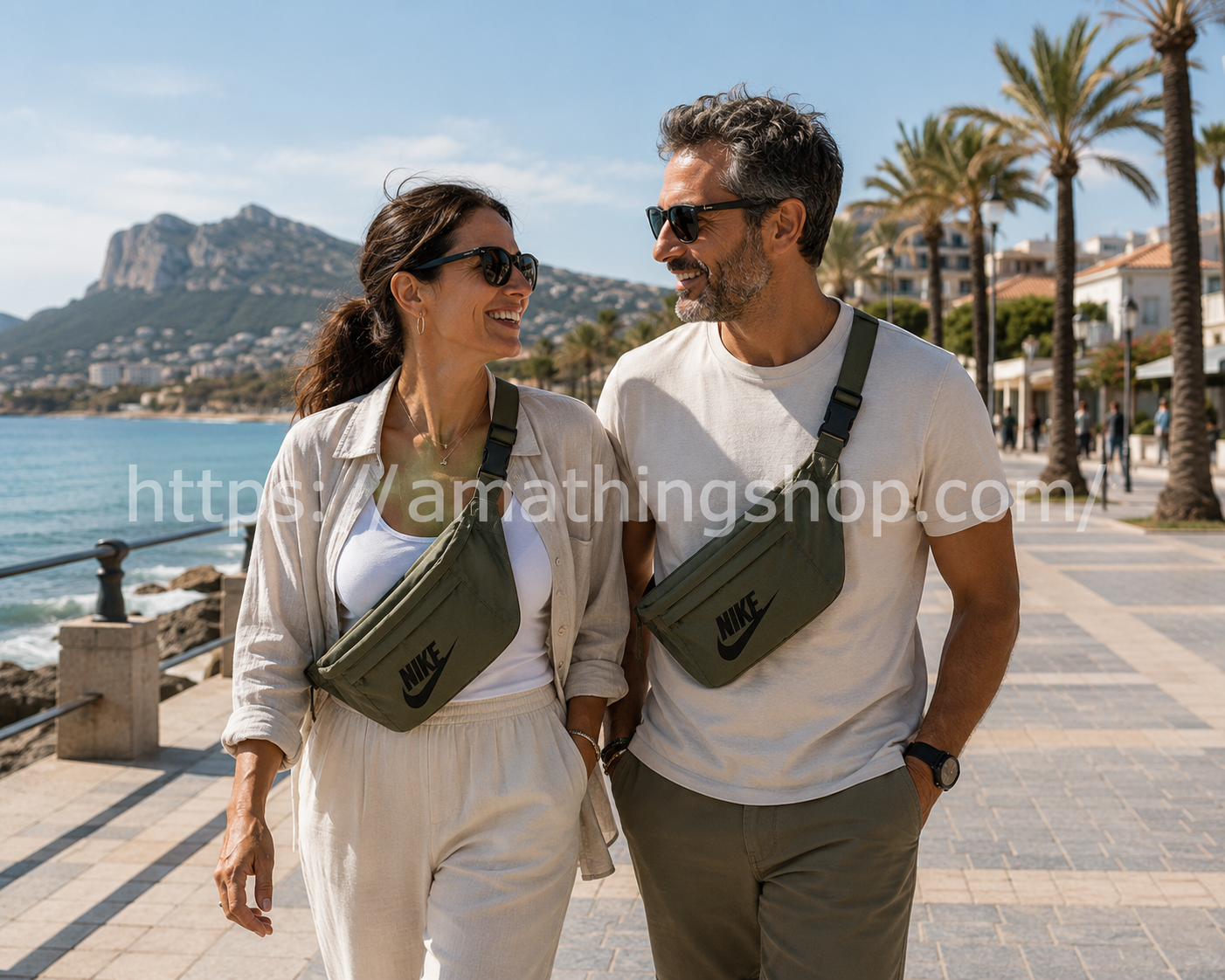 Pareja de 40 años caminando por un paseo marítimo con la riñonera Nike Tech Hip Pack BA5751-222 verde militar como bolso cruzado unisex