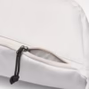 Persona llevando la riñonera Nike Tech Hip Pack blanca durante un paseo y recados diarios