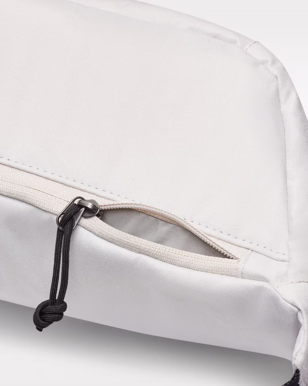Persona llevando la riñonera Nike Tech Hip Pack blanca durante un paseo y recados diarios