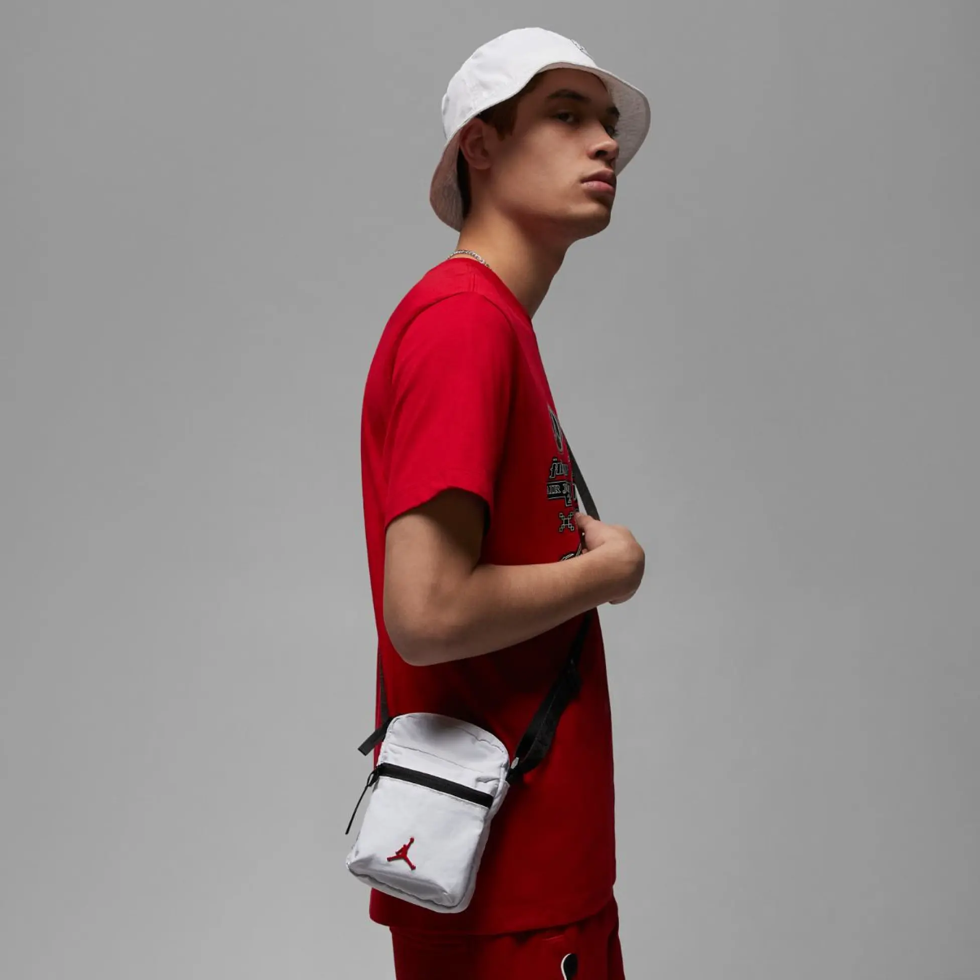 Hombre llevando bolso bandolera Jordan Airborne blanco cruzado