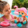 Niña jugando con muñeca Bebés Llorones Fun N'Sun Fancy de 26 cm con accesorios de piscina