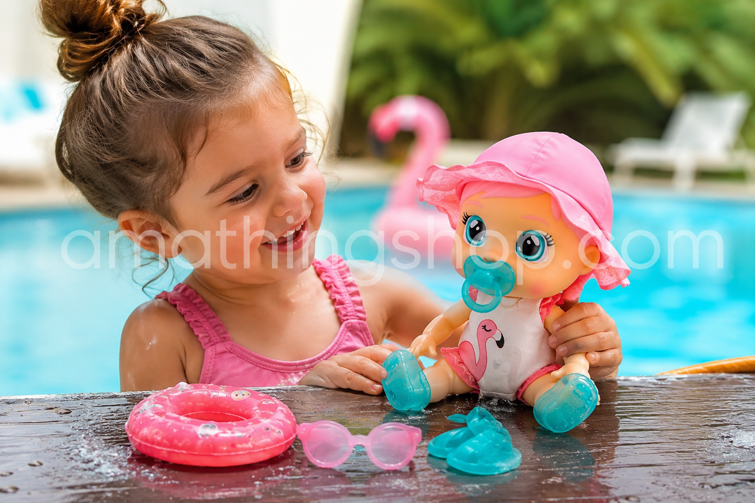 Niña jugando con muñeca Bebés Llorones Fun N'Sun Fancy de 26 cm con accesorios de piscina