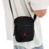 Bolso Jordan negro para hombre con look casual