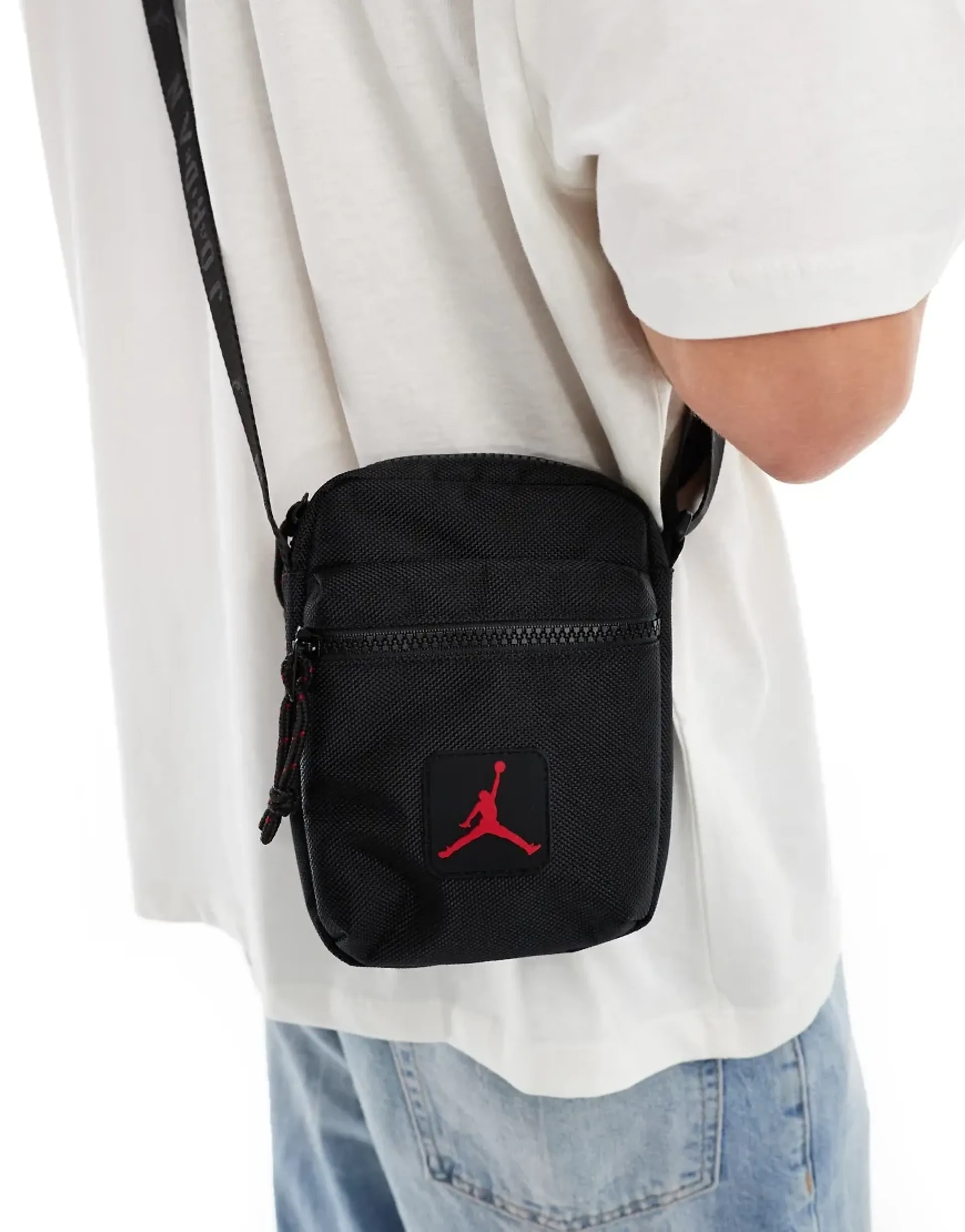 Bolso Jordan negro para hombre con look casual